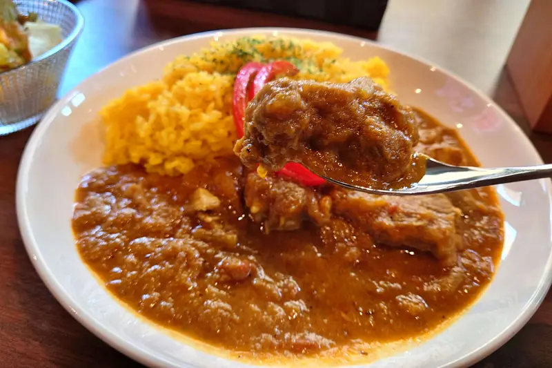 Curry Kitchen梟_ポークカレー箸上げ