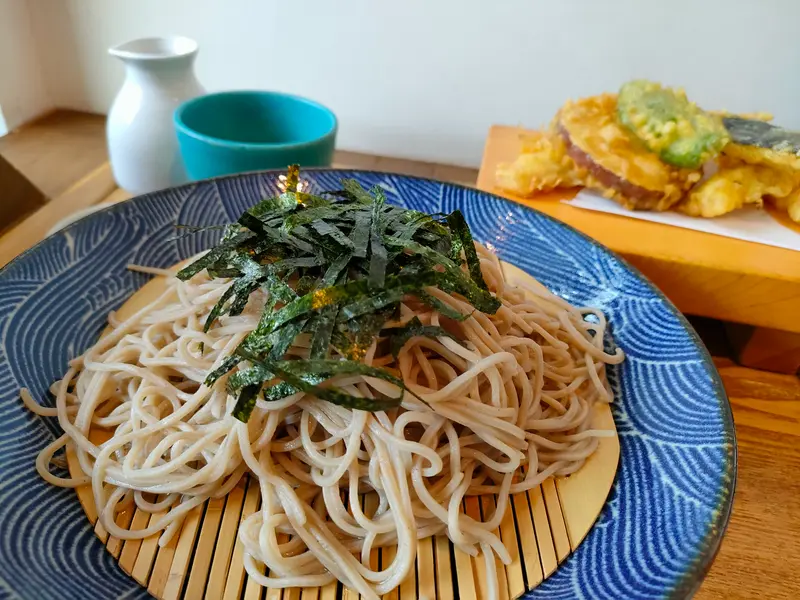 いろは天ざるせいろ1,500円(税込）、天ぷら蕎麦