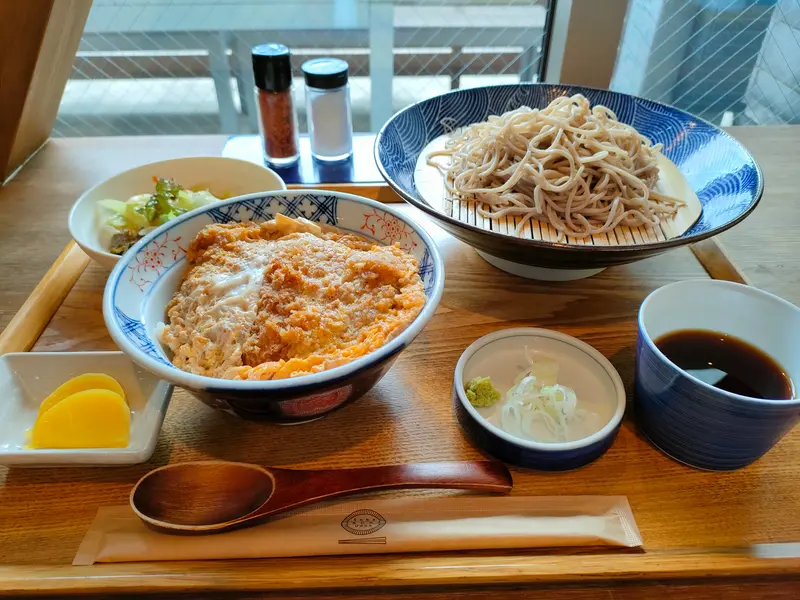 カツ丼定食1,350円（税込み）