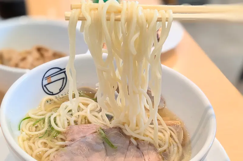 らぁ麺食堂 吉凛_貝だし塩らぁ麺_麺あげ