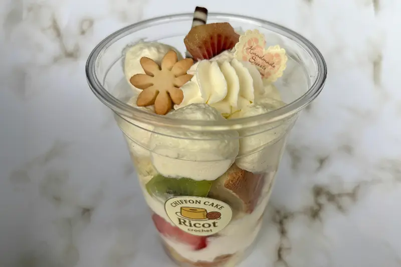 Sellers Kitchen相模原_冷蔵ショーケースで売られたパフェ