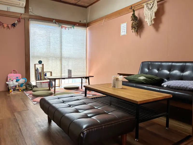 MOGUMOGU 店内2階ソファ席