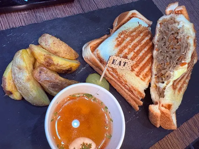 津久井の庵　きんぴらごぼうサンド