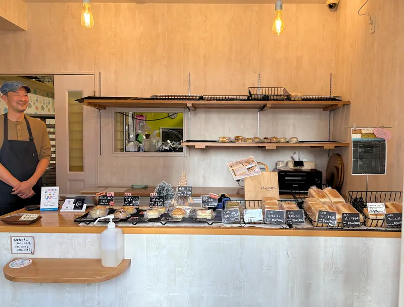 けんこうのパン屋さん_内観と店主さん