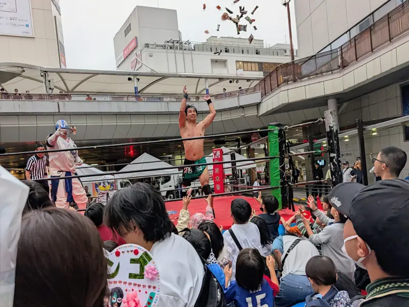 相原プロレス8　お菓子まき