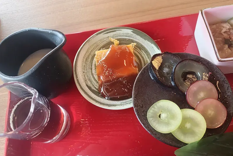 『フルーツかき氷定食』が食べられる、相模原市緑区長竹に2026年7月11日オープンの『たすく』_『マンゴーかき氷定食』の小鉢など①