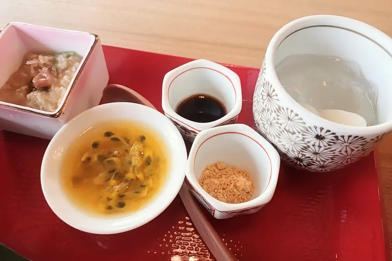 『フルーツかき氷定食』が食べられる、相模原市緑区長竹に2026年7月11日オープンの『たすく』_『マンゴーかき氷定食』の小鉢など②