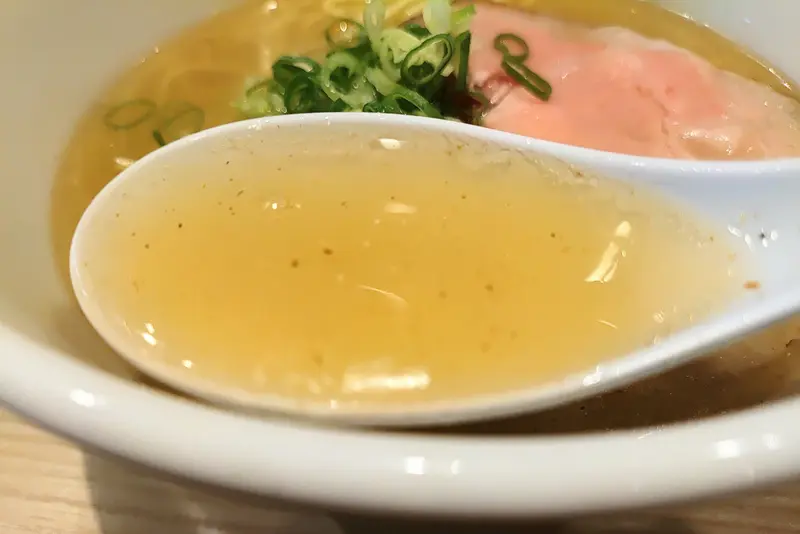 2026年8月27日に相模大野南口にオープンした、「中華そばくらむ」_「貝と焼きあごの中華そば塩」のスープ