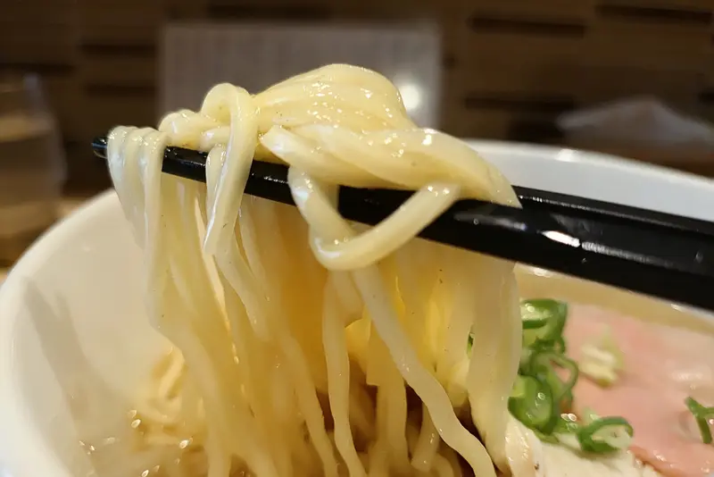 2026年8月27日に相模大野南口にオープンした、「中華そばくらむ」_「貝と焼きあごの中華そば塩」の麺