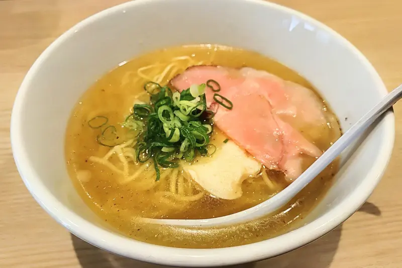 2026年8月27日に相模大野南口にオープンした、「中華そばくらむ」_貝と焼きあごの中華そば塩