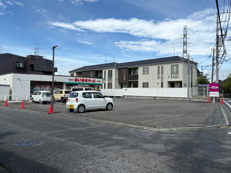 まいばすけっと東淵野辺3丁目店_駐車場と外観