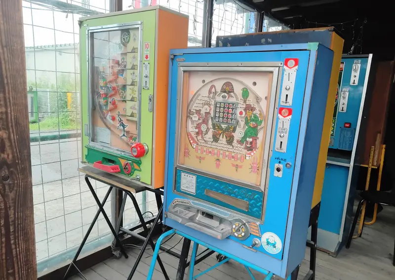 淵野辺駅南口「中古タイヤ市場相模原店」内にある24時間営業の「レトロ自販機コーナー」_アナログ・メカニカル式のゲーム機