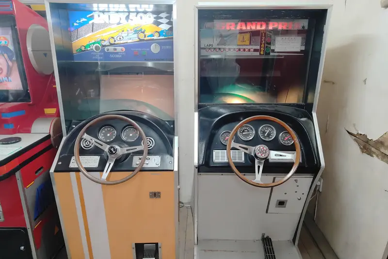 淵野辺駅南口「中古タイヤ市場相模原店」内にある24時間営業の「レトロ自販機コーナー」_ドライビングゲーム