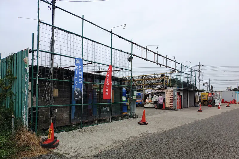 淵野辺駅南口「中古タイヤ市場相模原店」内にある24時間営業の「レトロ自販機コーナー」_外観