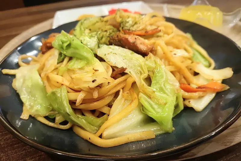 相模原駅南口の「沖縄おばぁの店凛」の人気メニュー「さば味噌焼きそば」が、「沖麺さばみや」にメニュー名変更_「沖麺さばみやセット」の「沖麺焼きそば」