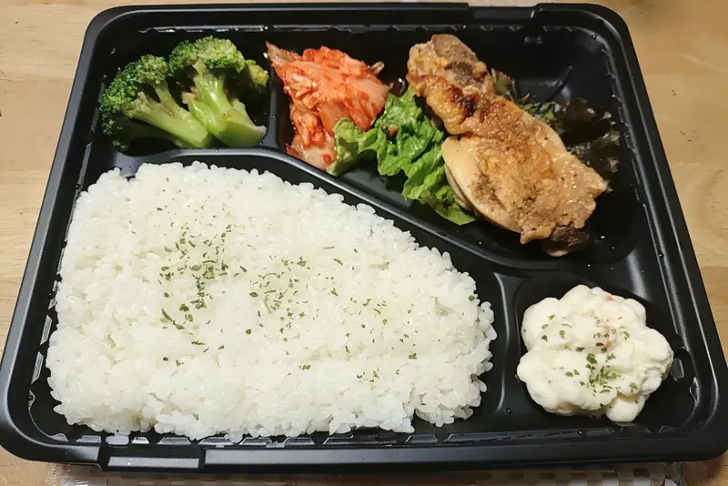 相模原駅南口の「まちのほっとステーションよりみち屋」が、2026年10月31日まで100円割引_「チキンステーキ弁当ハーブソルト」