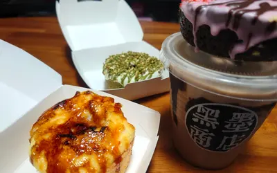 ドリンクにドーナツがのる！？全国で話題の焼きドーナツ『黒墨商店』が相模原へ