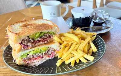 津久井の自然に癒される古民家カフェ『44apartment』でバーガー＆スイーツを満喫