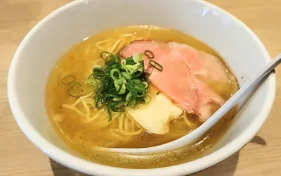 これは完成度高い…！相模大野『中華そば くらむ』の貝×焼きあごラーメン