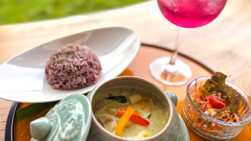 自然に癒される絶景タイ料理ランチ!藤野の隠れ家『Thai terrace Ledu』で森林浴と美食体験