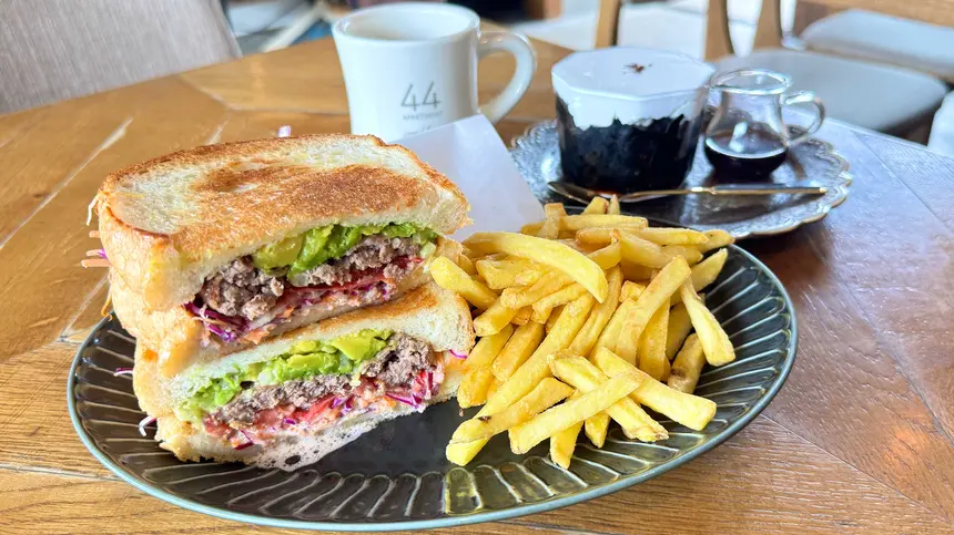 津久井の自然に癒される古民家カフェ『44apartment』でバーガー＆スイーツを満喫