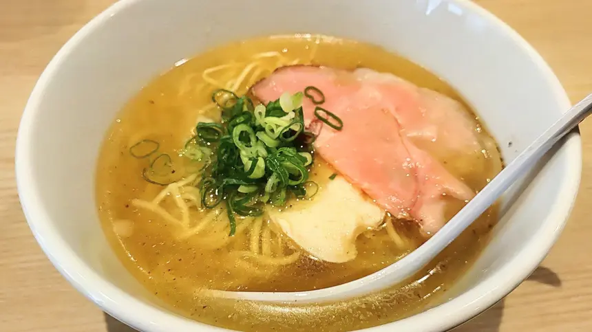 これは完成度高い…！相模大野『中華そば くらむ』の貝×焼きあごラーメン