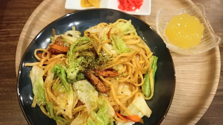 これはクセになる！さばの旨みと味噌のコクが絡む『沖麺さばみや』を実食